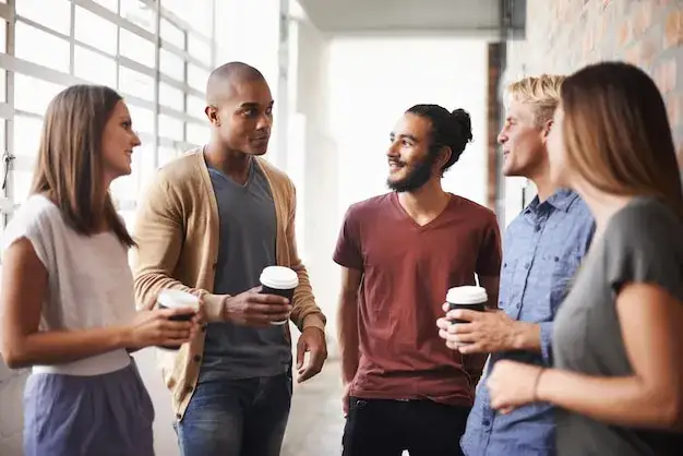 ludzie rozmawiają przy kawie, small talk, przyjaciele