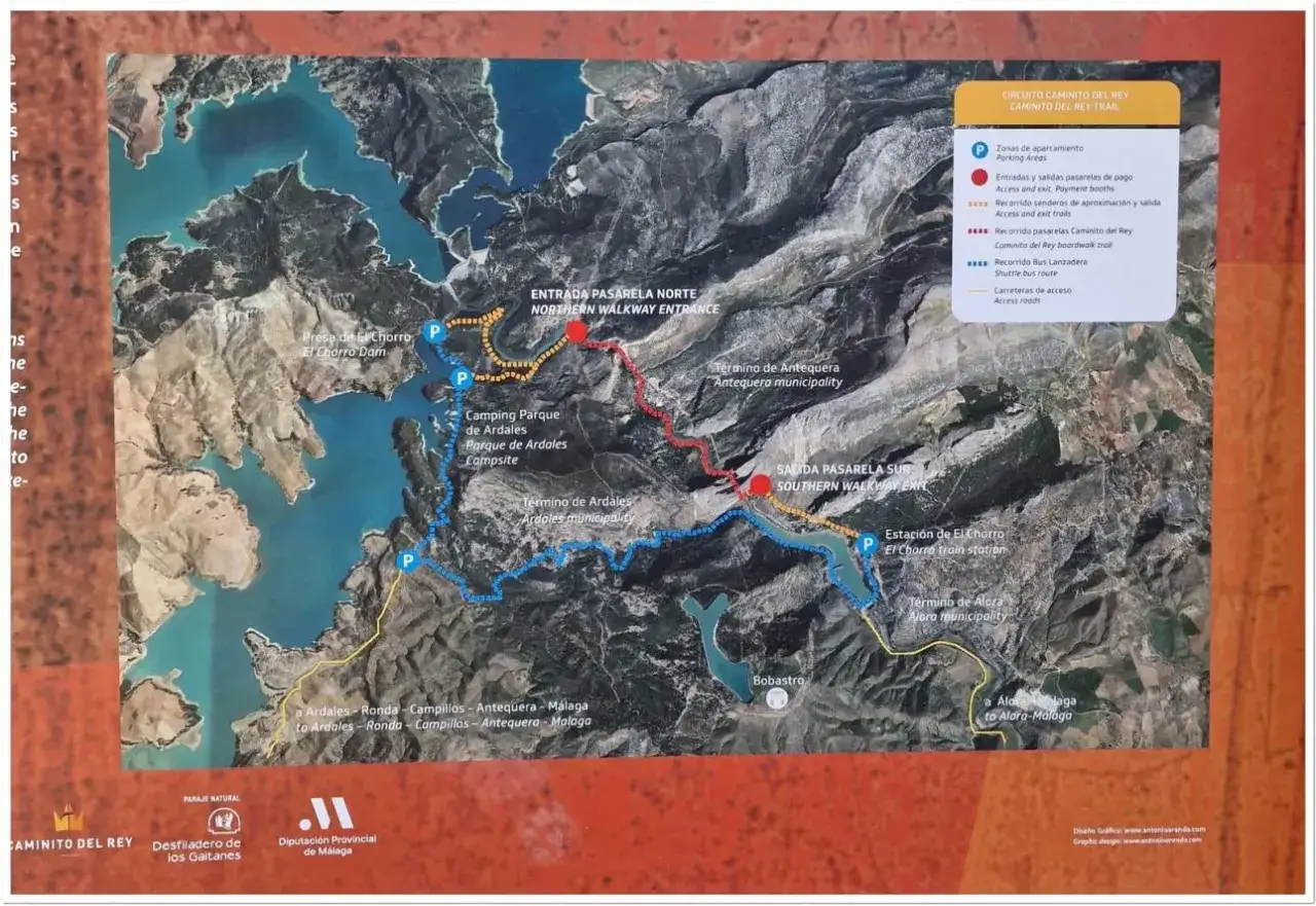 Mapa szlaku Caminito del Rey, pokazujący trasę, parkingi, wejścia i wyjścia, a także pobliskie miejscowości i zbiorniki wodne.