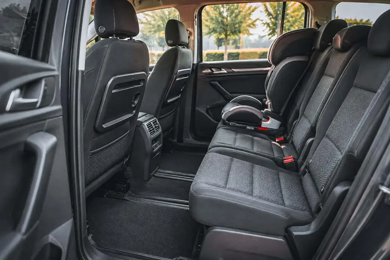 Innenraum eines Familienautos mit zwei Kindersitzen auf den Rückbänken, bereit für die Fahrt mit den Kindern.