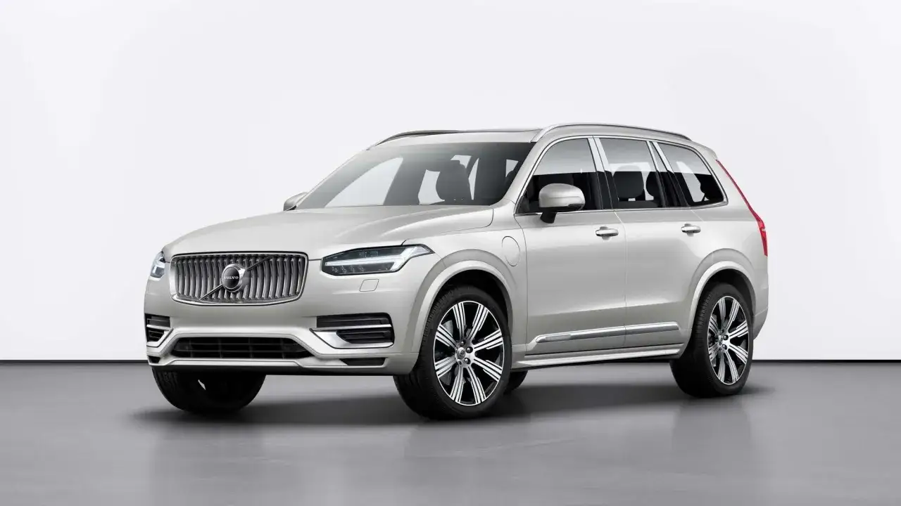 Srebrny Volvo XC90 T8, luksusowy SUV, prezentuje się elegancko na białym tle.