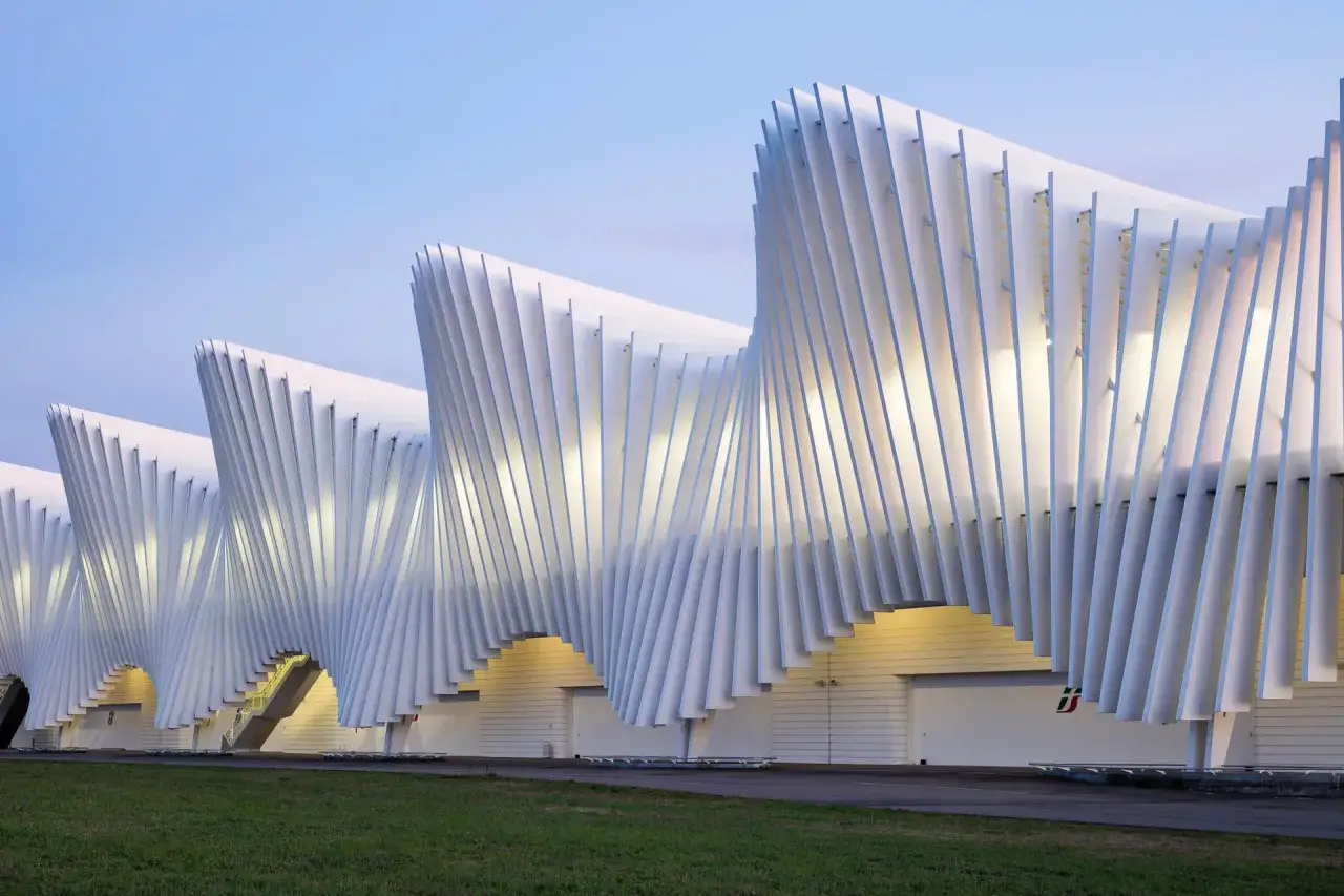 Stazione Reggio Emilia, capolavoro dell'architetto Calatrava, con le sue vele bianche che si stagliano nel cielo crepuscolare.