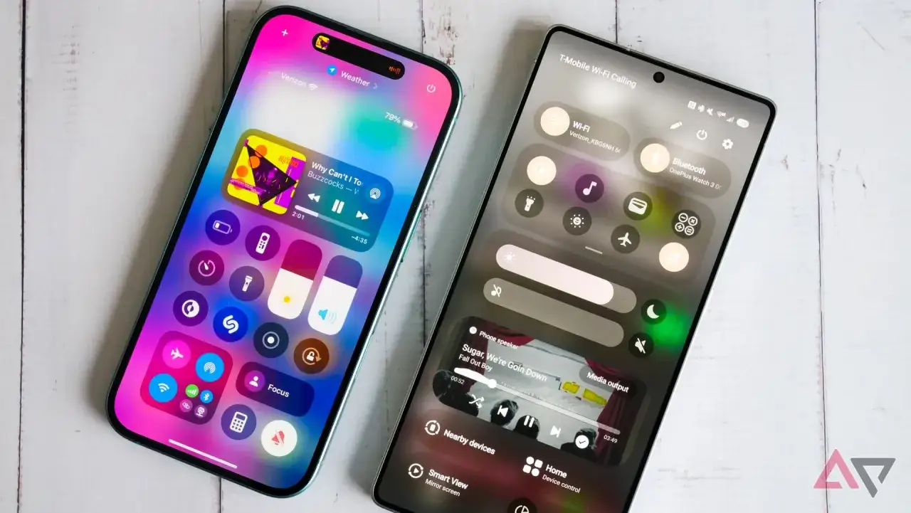 Jämförelse av aviseringar på Samsung och iPhone. Båda visar musikuppspelning och snabbinställningar.