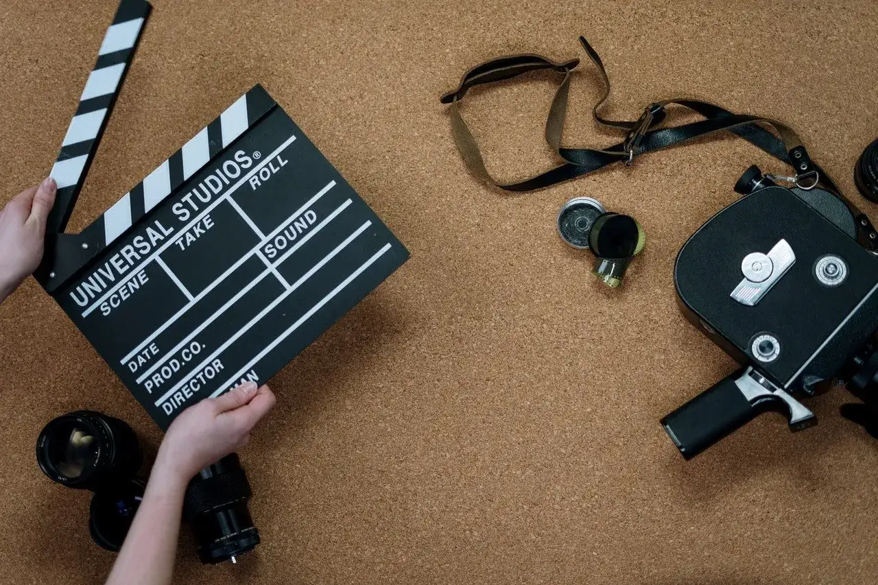 struktura recenzji filmu po angielsku infografika