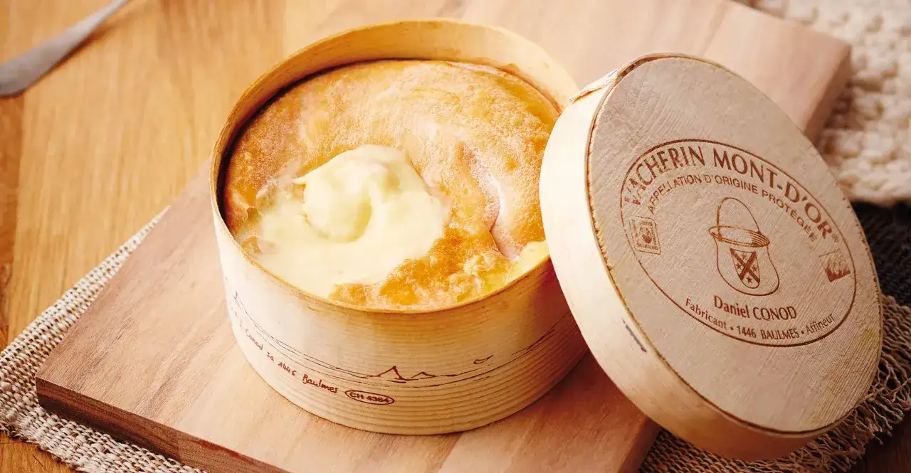 Un mont d'or au four, fondant et dor&eacute;, dans sa bo&icirc;te en bois. Un d&eacute;lice &agrave; partager.