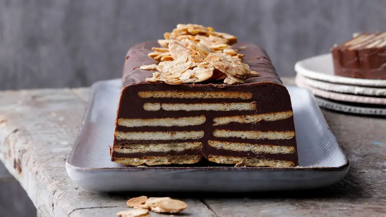 Tarta de la abuela, un delicioso postre de chocolate y galletas, coronado con almendras tostadas.