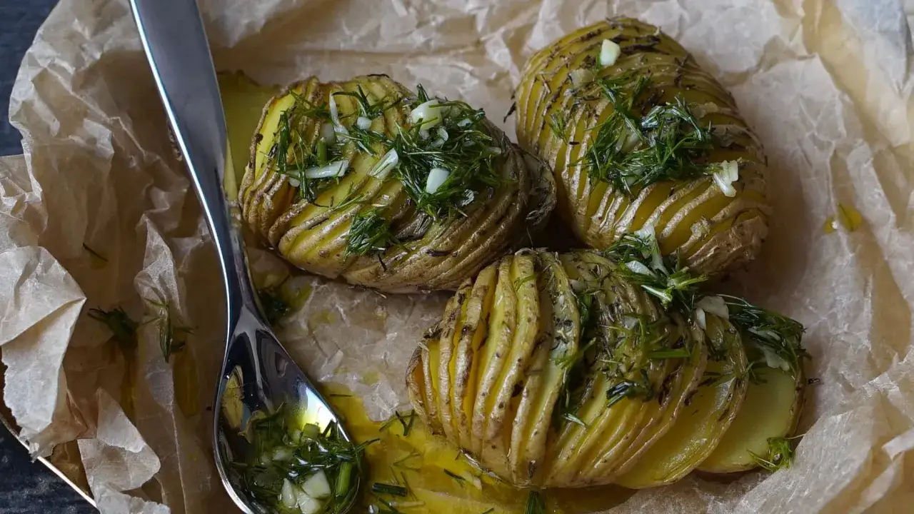 Pieczone ziemniaki Hasselback z czosnkiem i ziołami, idealne jako dodatek. Rozmaryn do czego? Do takich pyszności!