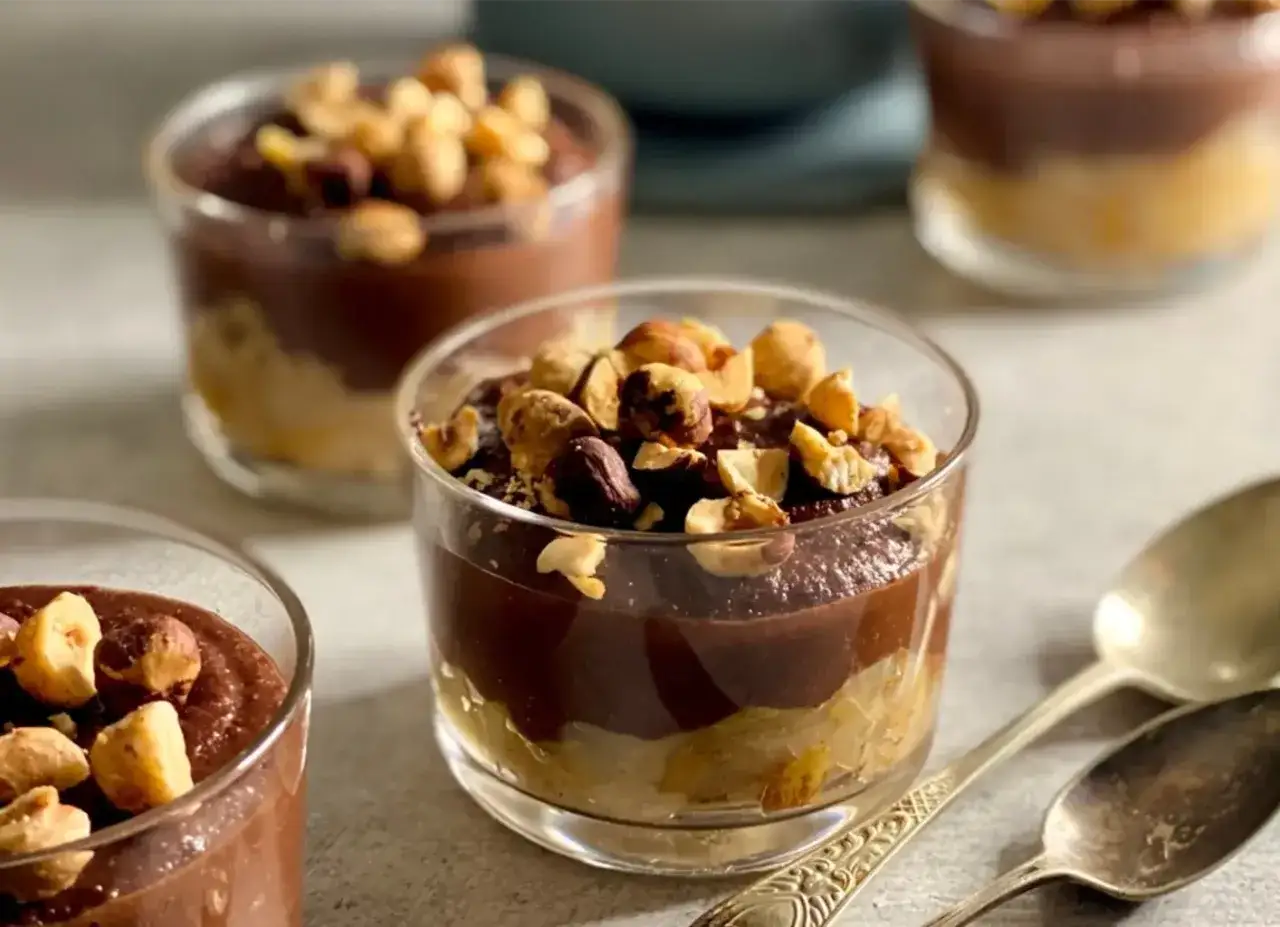 Coppette di dolci veloci con crema al cioccolato e nocciole croccanti. Perfetti per una pausa golosa.