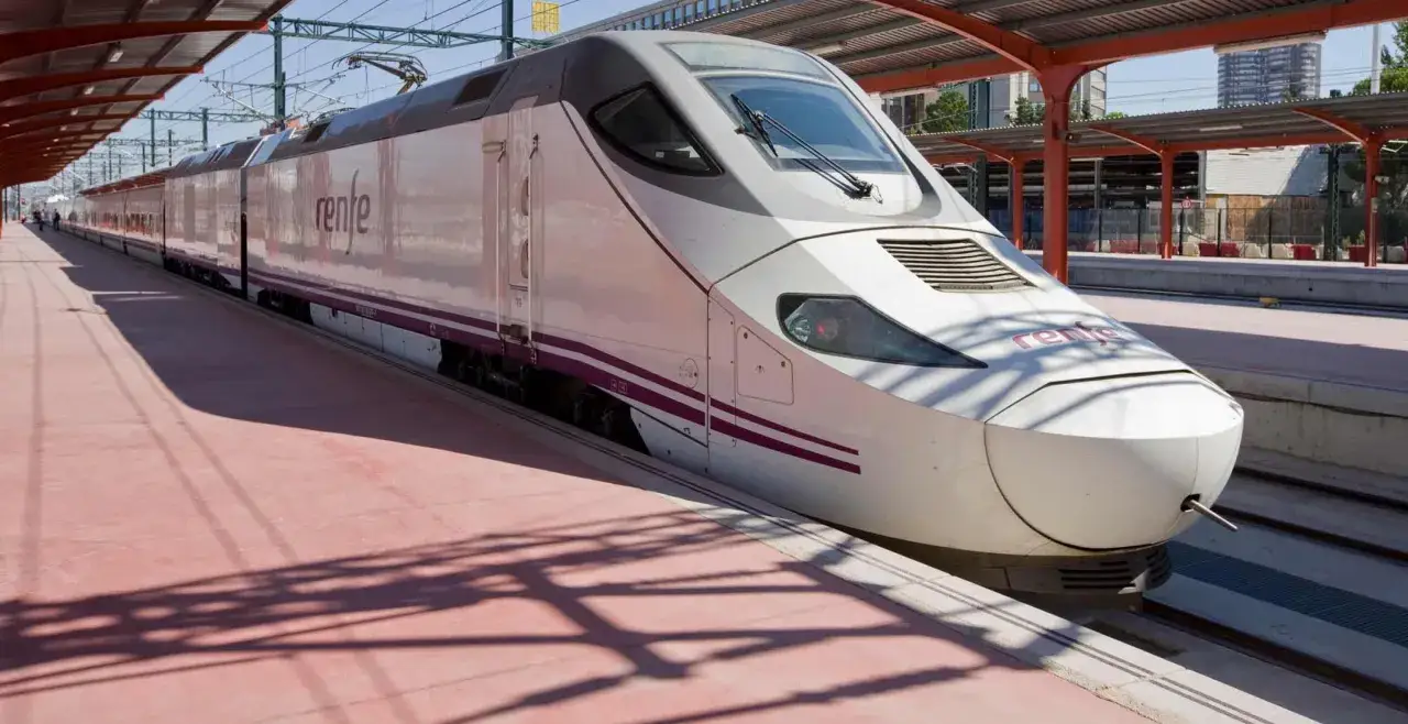 Tren Renfe en estaci&oacute;n. Planifica tu viaje y descubre cu&aacute;ndo es mejor comprar vuelos para ahorrar.