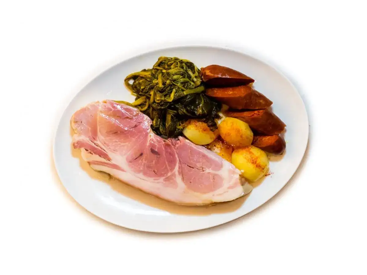 Un plato de lac&oacute;n a la gallega con grelos, patatas y chorizo.