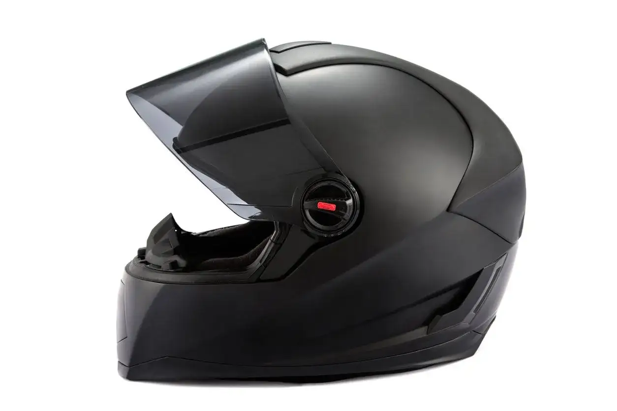 Casco negro mate con visor ahumado, ideal para quienes buscan los mejores cascos de seguridad para sus viajes.