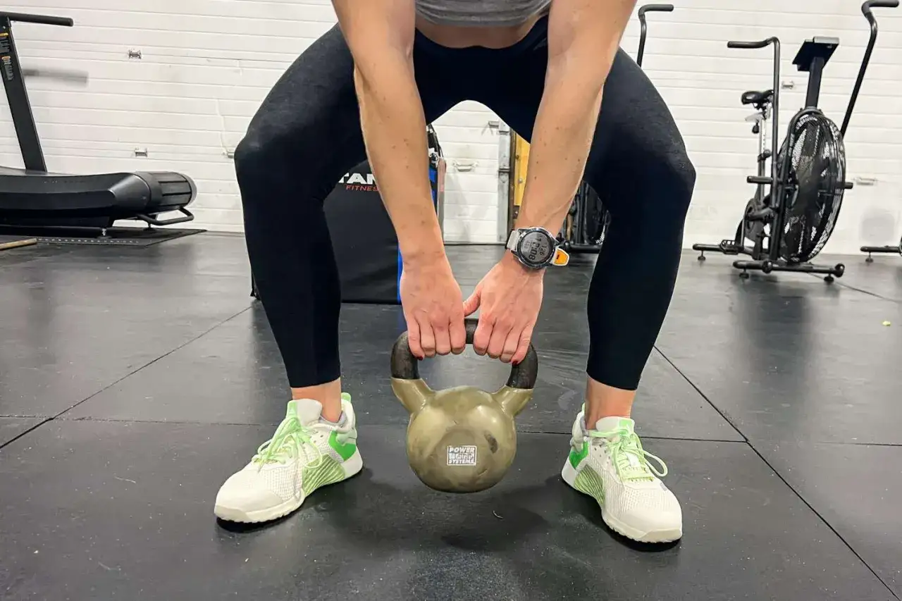 Damskie buty na siłownię w jaskrawym kolorze, idealne do treningu z kettlebell.