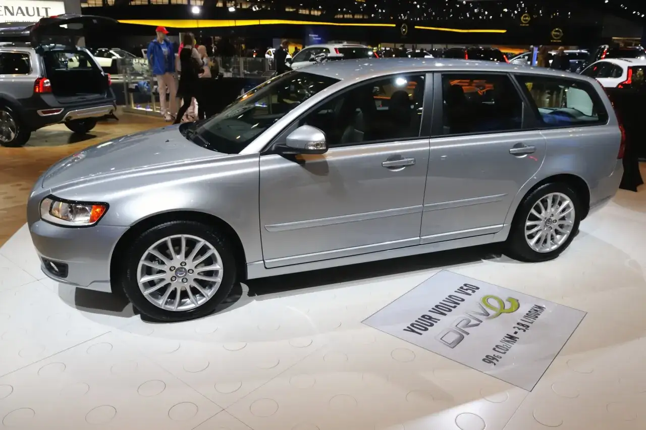 Srebrne Volvo V50 2.4 benzyna na wystawie. Eleganckie kombi z charakterystycznymi felgami i stylowymi liniami.