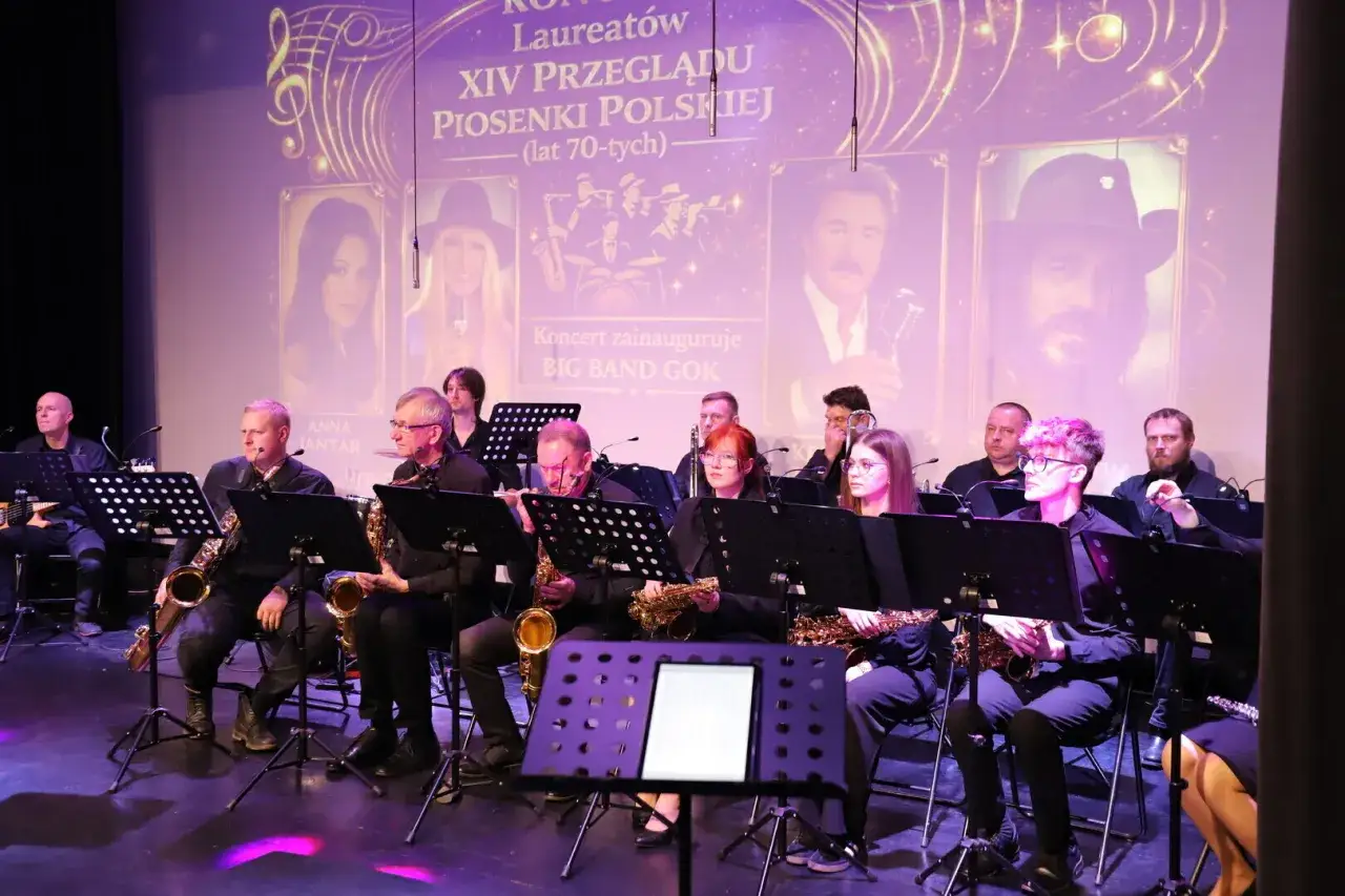 Big band gra na scenie podczas koncertu laureatów XIV Przeglądu Piosenki Polskiej (lata 70-te).