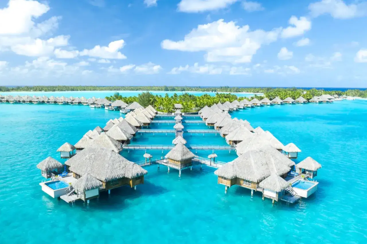 Bungalow sull'acqua in un mare turchese, uno scenario da sogno tra i 10 mari pi&ugrave; belli del mondo.