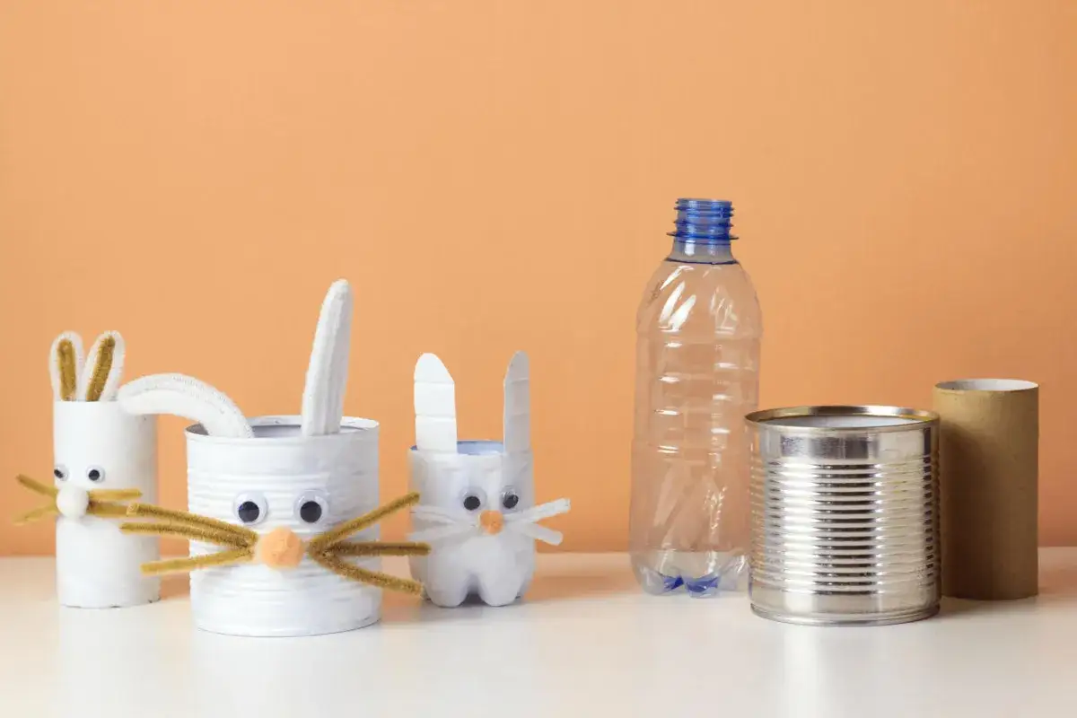 Materiały do recyklingu na stół, kartony butelki rolki gotowe do tworzenia zabawek