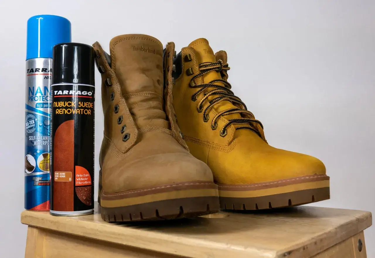 Dwa buty Timberland i dwa preparaty do pielęgnacji skóry. Dowiedz się, jak czyścić buty z nubuku, by wyglądały jak nowe.
