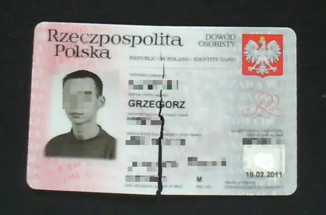 Nieważny dowód osobisty przekreślony