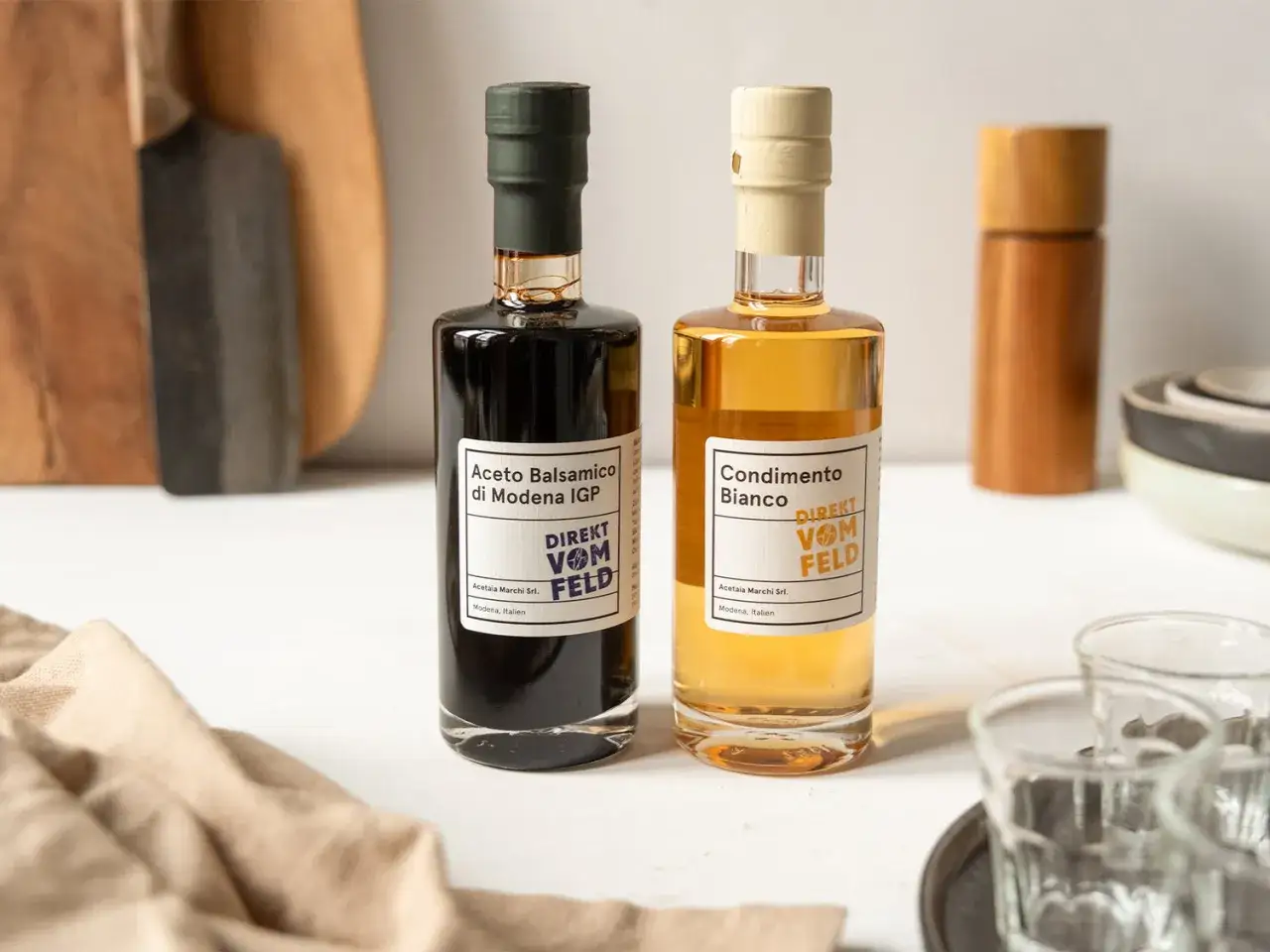Zwei Flaschen Essig: dunkler Balsamico di Modena IGP und heller Condimento Bianco. Was ist Balsamico? Hier direkt vom Feld!
