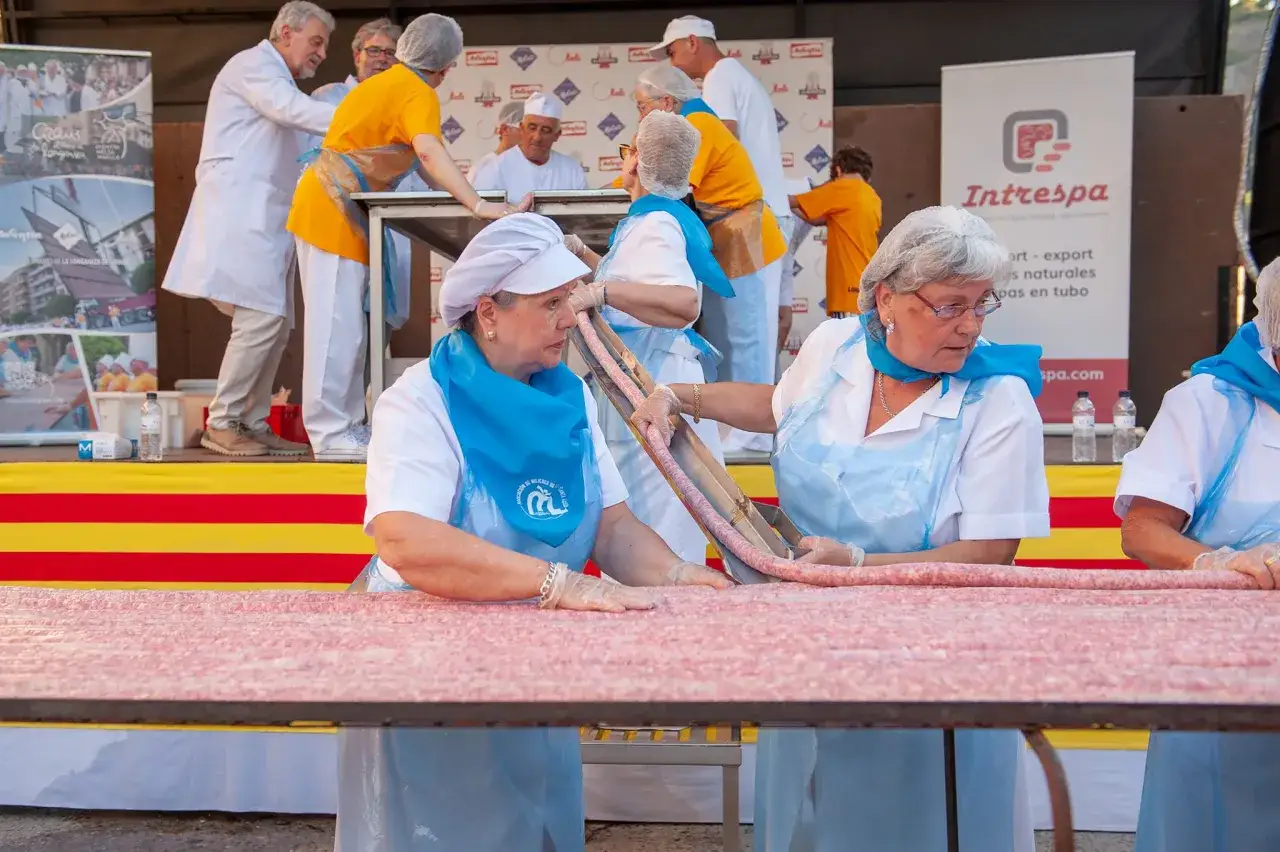 Mujeres preparan longaniza en la fiesta de Graus. La elaboraci&oacute;n artesanal de la longaniza de Graus es un evento popular.