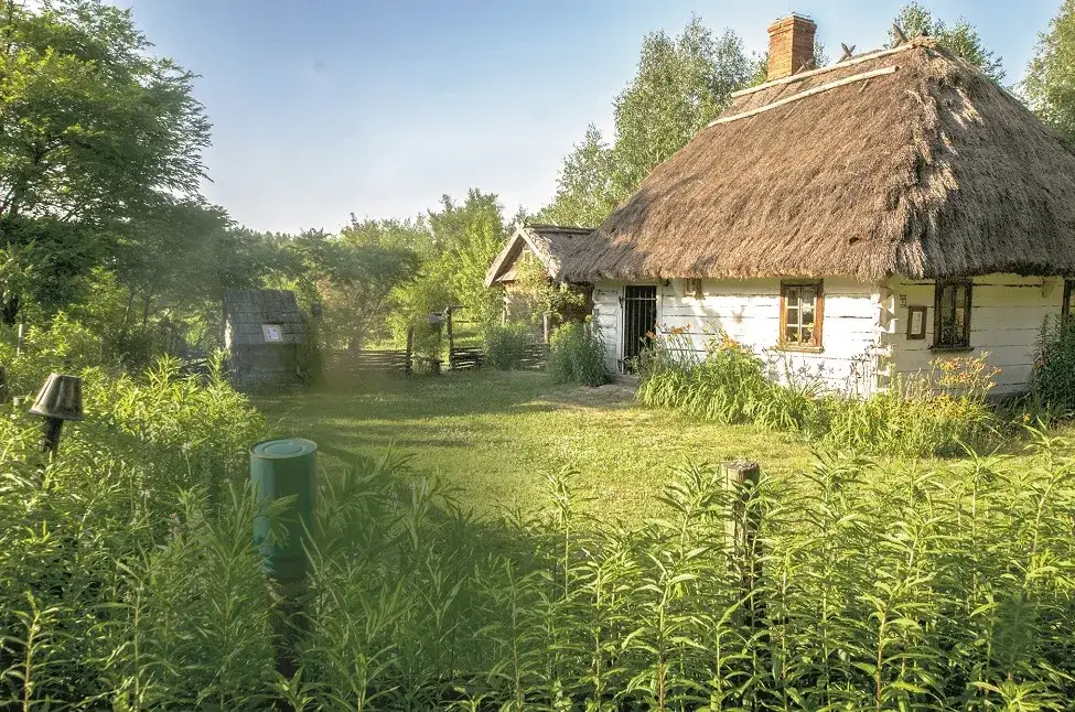Zdjęcie hostelu z ludźmi w strefie wspólnej lub agroturystyki na wsi