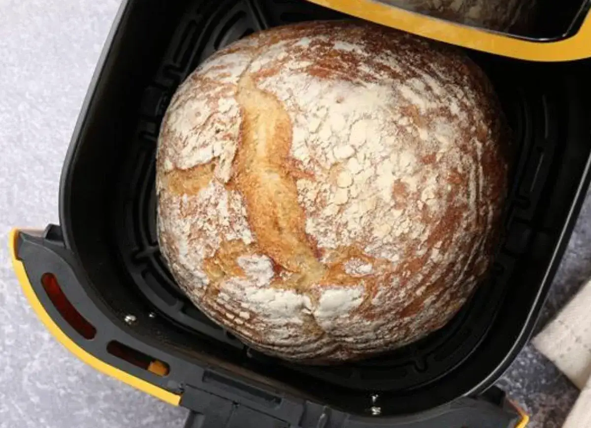 Chleb z airfryer, rumiany i pachnący, gotowy do podania. Idealny na szybkie śniadanie lub kolację.