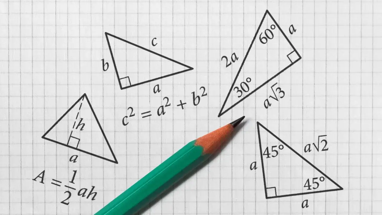 Rysunki przedstawiają różne rodzaje trójkątów prostokątnych, ich boki i kąty, a także wzory matematyczne.