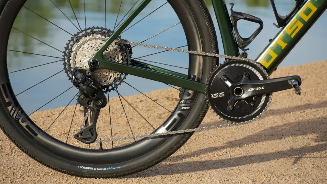 Zielony rower gravel z napędem osprzęt shimano GRX, kasetą i przerzutką.