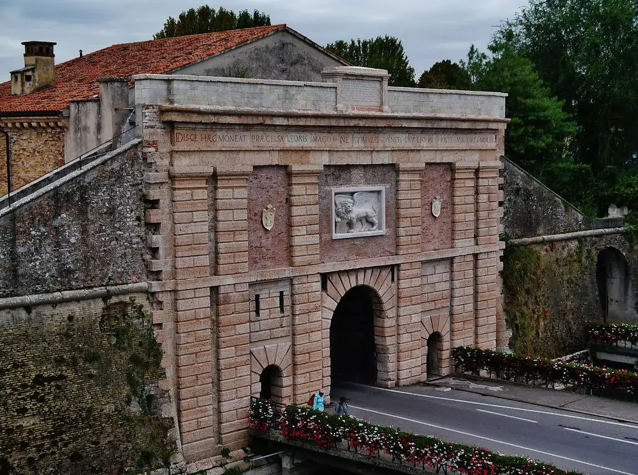Porta Verona, ingresso al centro storico di Peschiera del Garda, con il leone di San Marco scolpito.