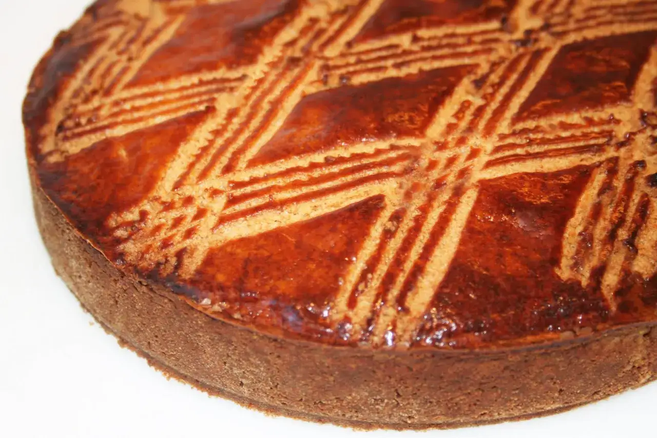 Pastel bret&oacute;n dorado con un patr&oacute;n de rombos en la superficie.