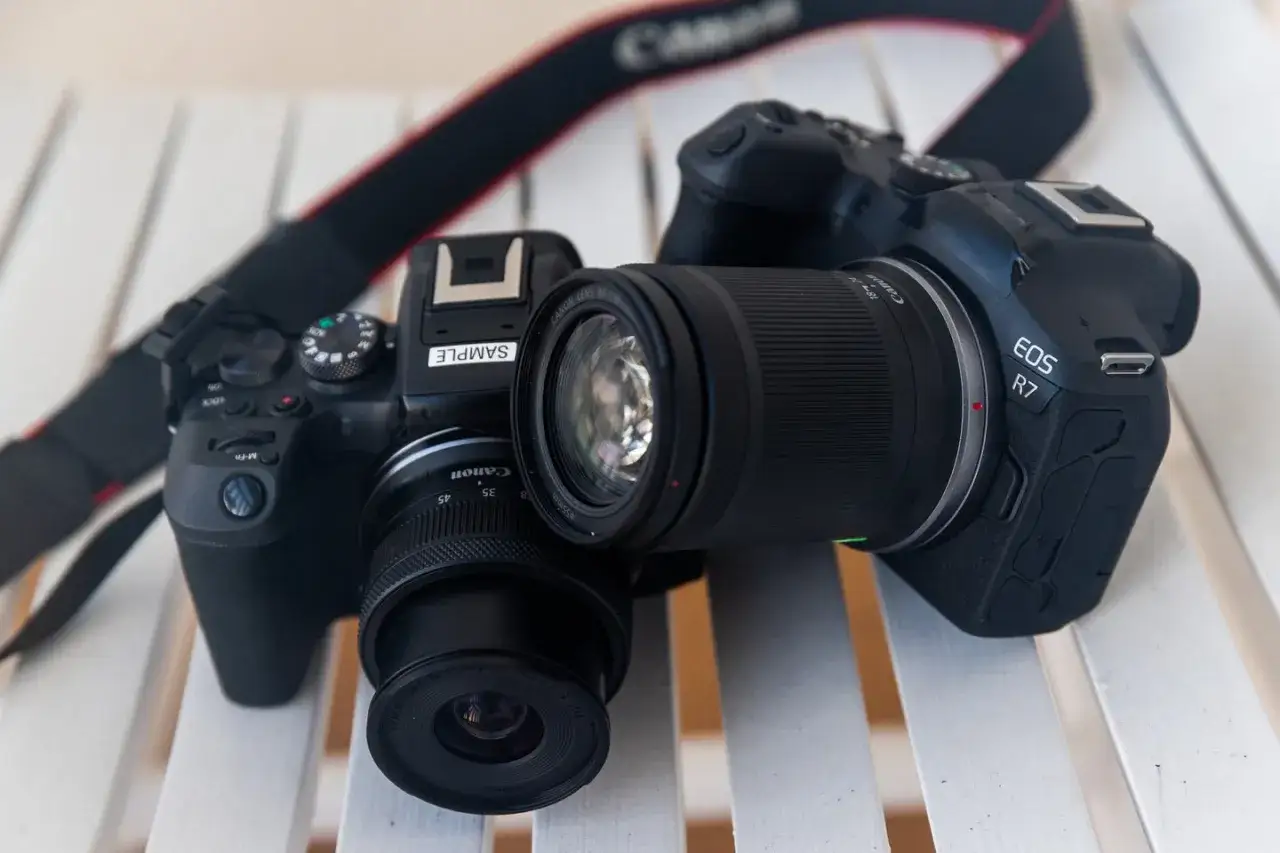 Dwa aparaty Canon EOS R7 leżą obok siebie, gotowe do testów.