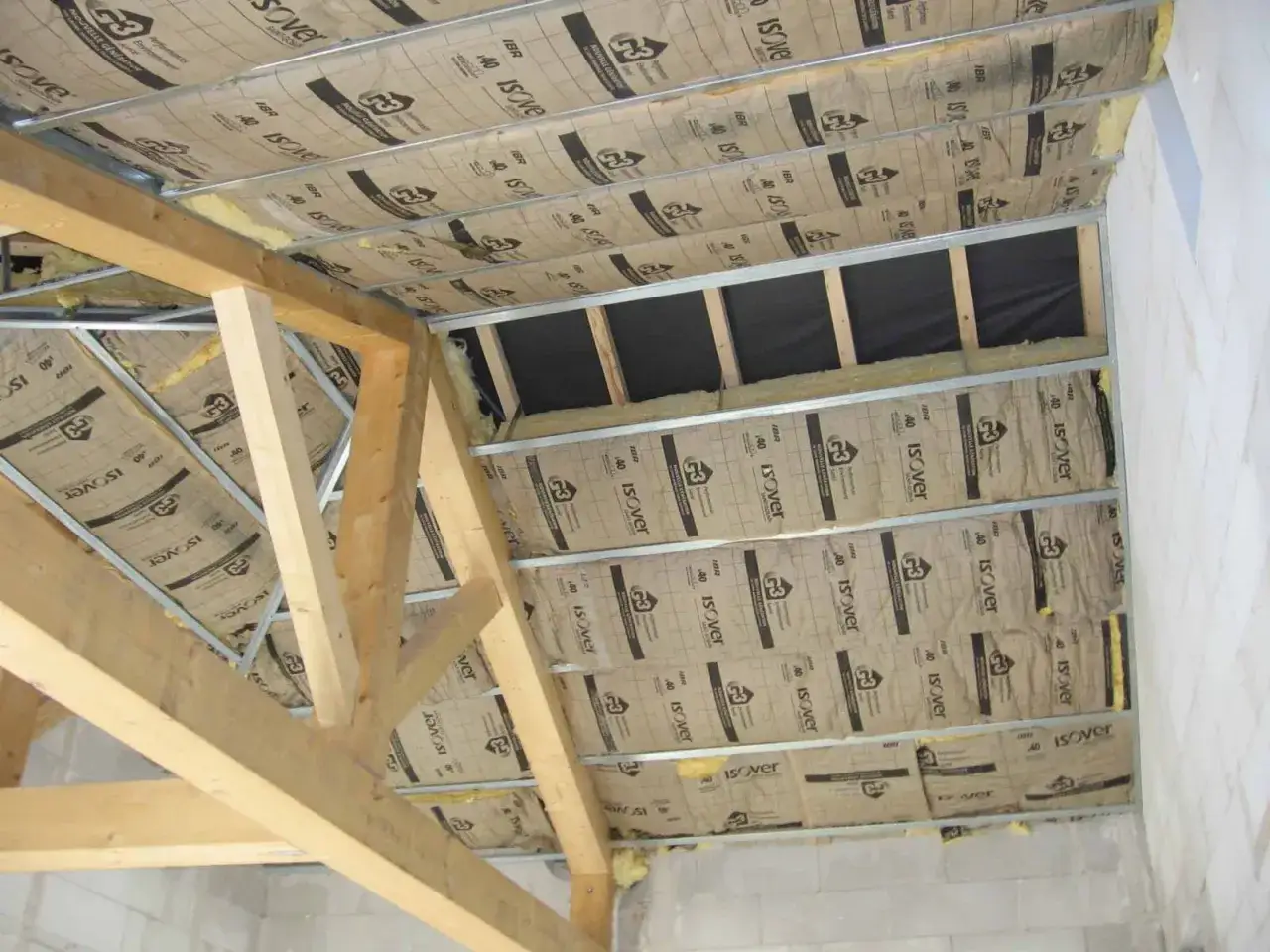 Structure en bois et métallique pour l'isolation sous toiture avec des panneaux Isover.