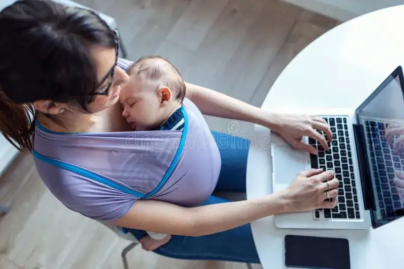 ukraińska matka z dzieckiem wypełniająca dokumenty na laptopie