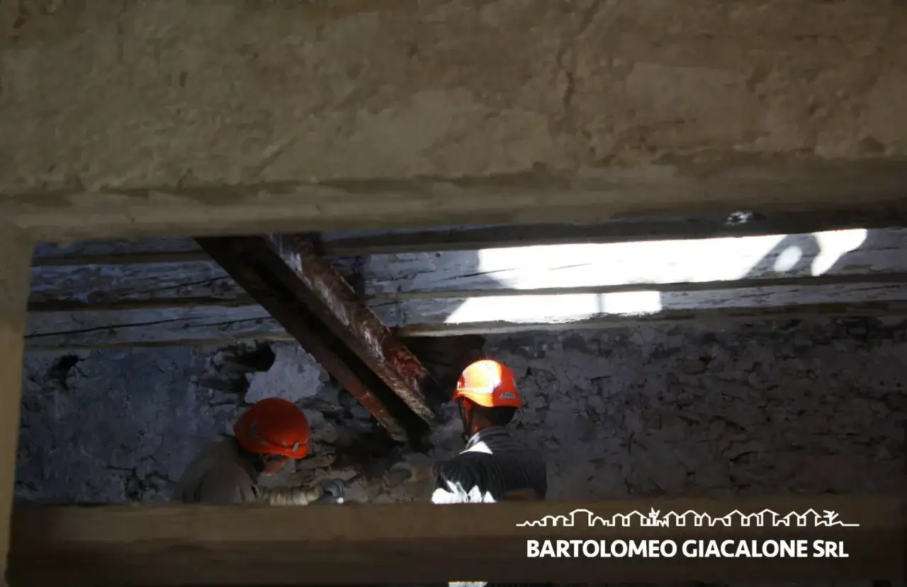 Lavoratori con caschi arancioni, impegnati in un cantiere. L'acronimo HSE, che sta per Health, Safety, Environment, è fondamentale per la loro sicurezza.