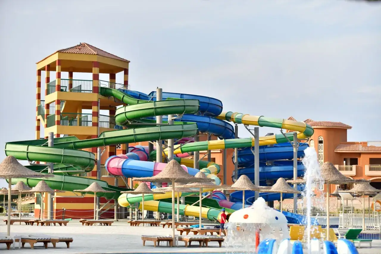 Kolorowe zjeżdżalnie wodne w parku rozrywki. Wiele osób szuka **Parrotel Lagoon Resort opinie** przed wyjazdem.