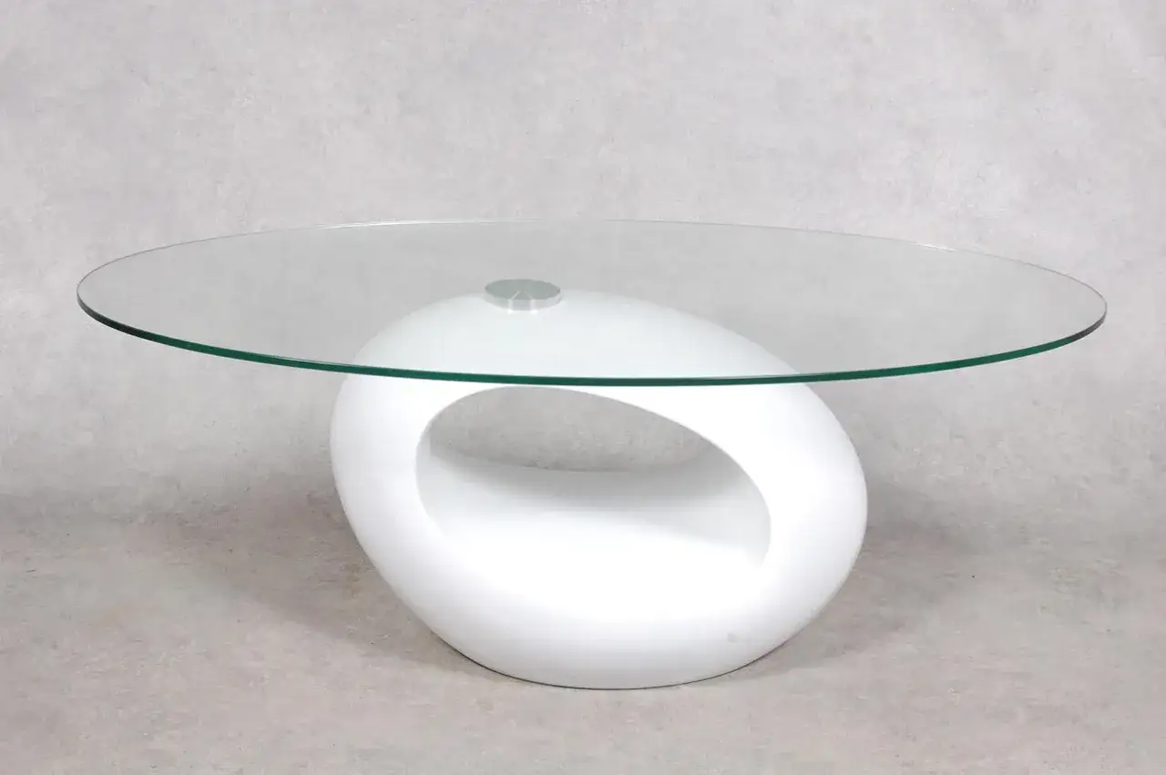 Modernt soffbord med oval glasskiva och en vit, äggformad bas med en stor öppning.