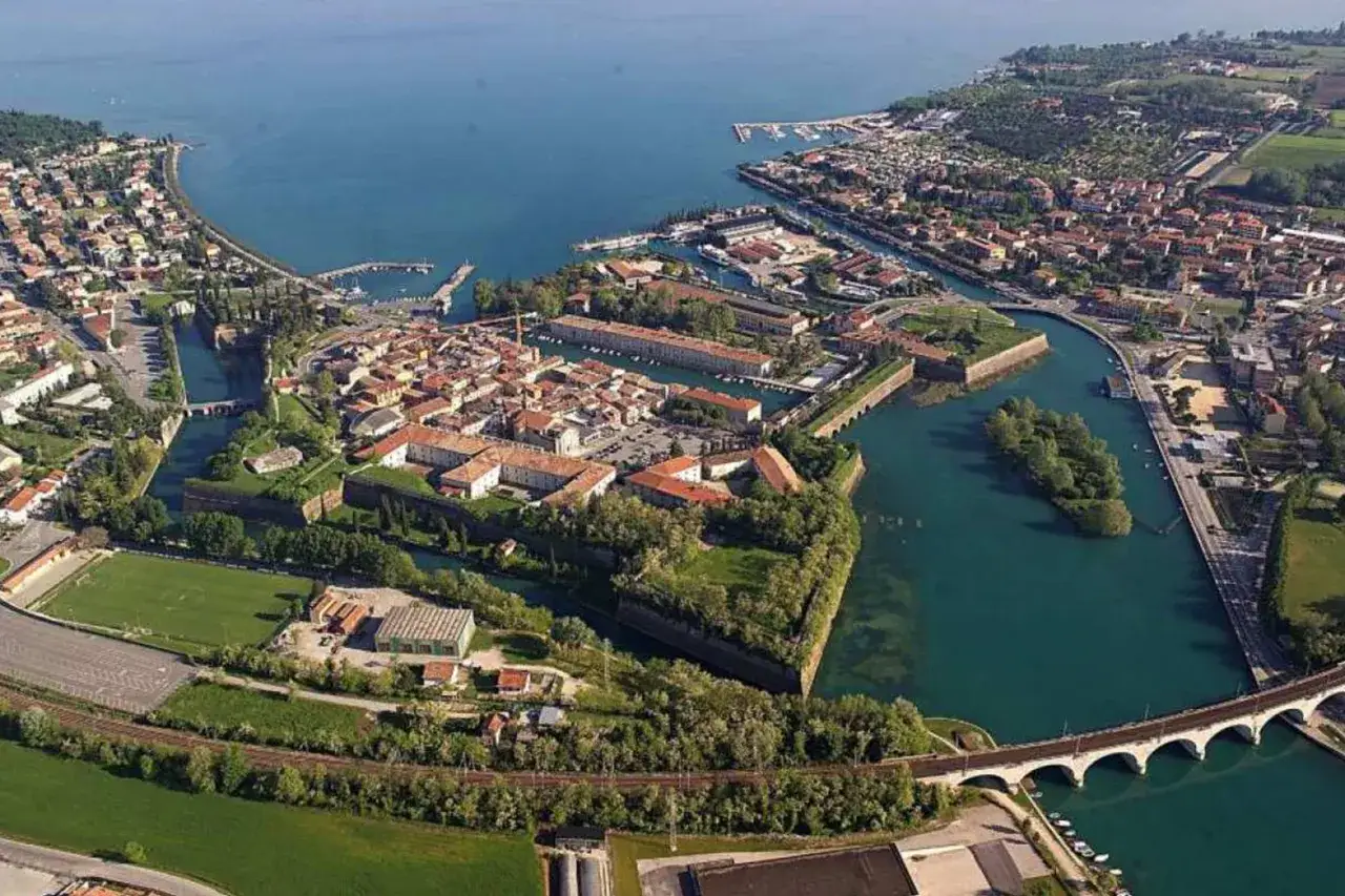 Peschiera del Garda: fortezza a stella, canali, lago e ponti. Un luogo incantevole da esplorare, tra storia e natura.