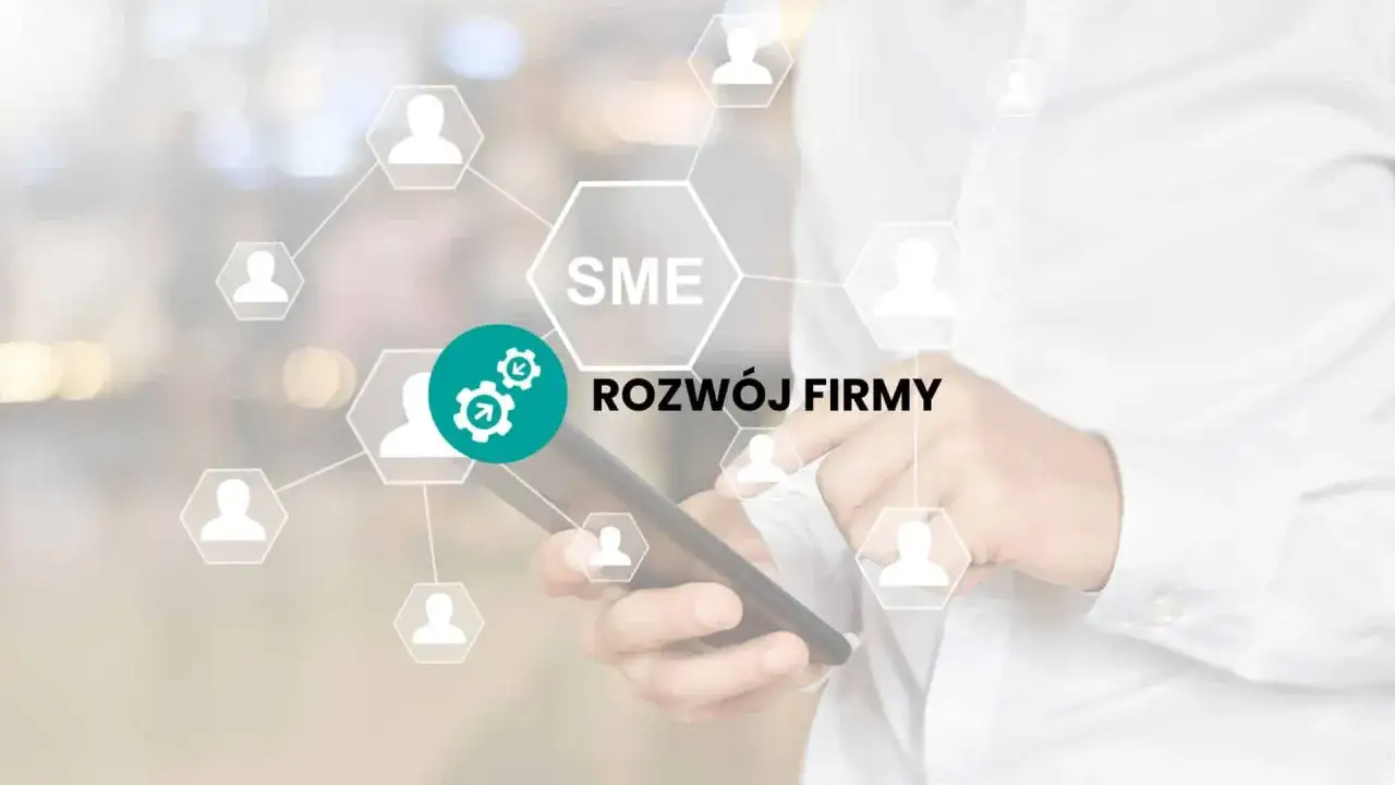 Grafika przedstawia schemat rozwoju firmy, z hasłem SME i ikoną kół zębatych.