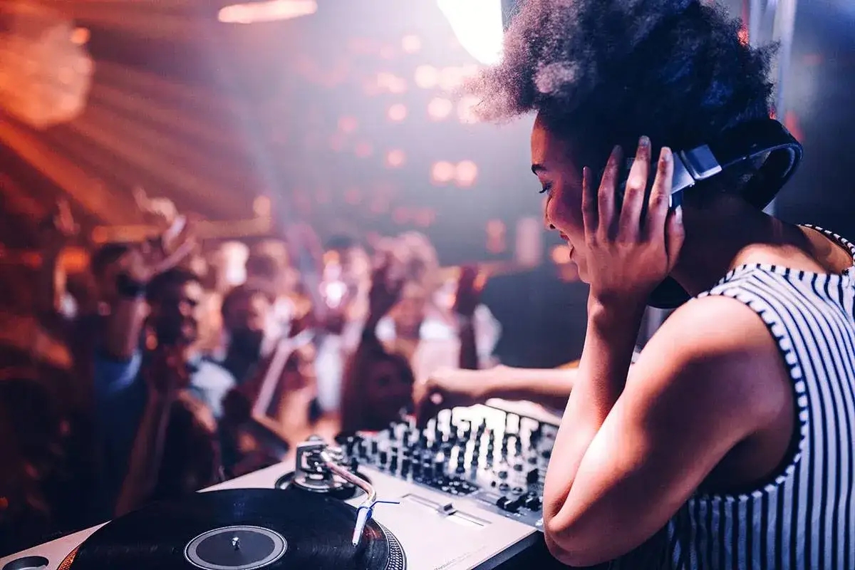 DJ legt auf, die Menge tanzt zur perfekten dance music playlist.