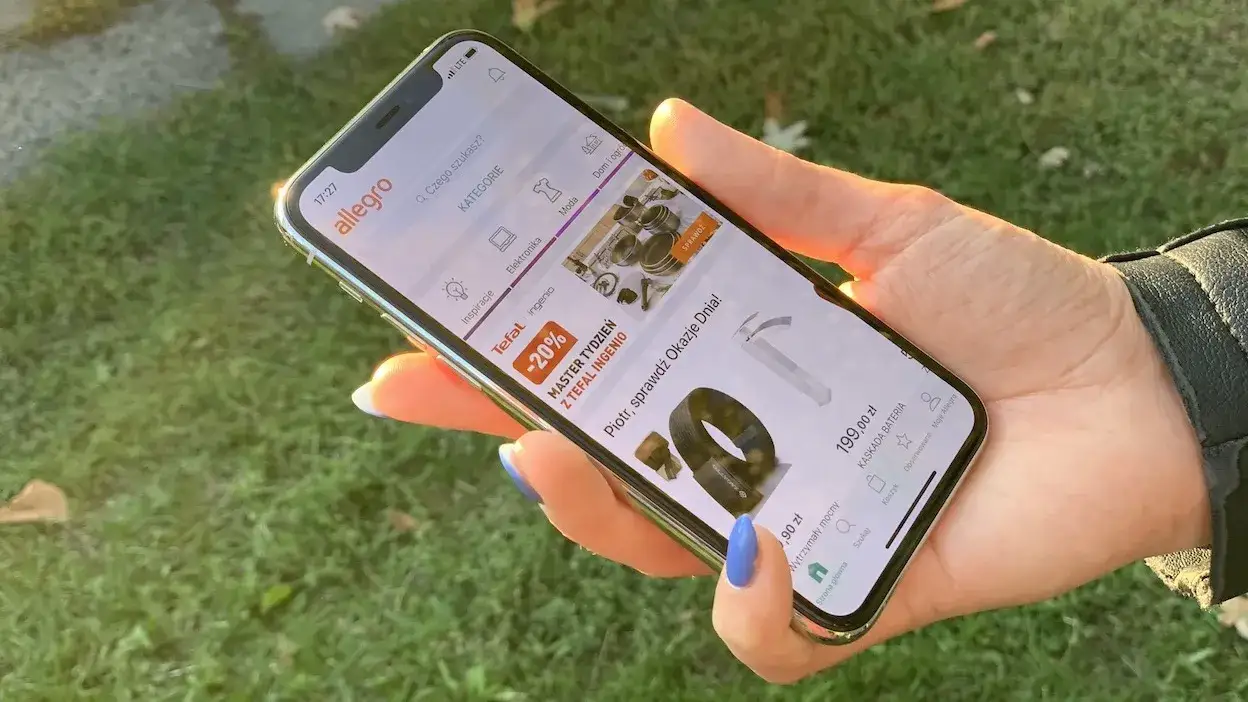 iPhone 11 w dłoni