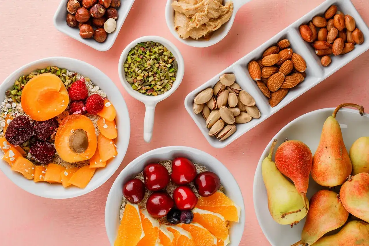 Gesunde Fr&uuml;hst&uuml;cksschalen mit Obst, N&uuml;ssen und Haferflocken. Eine Frage, wieviel Obst am Tag gesund ist, beantwortet sich hier von selbst: Vielfalt ist der Schl&uuml;ssel!