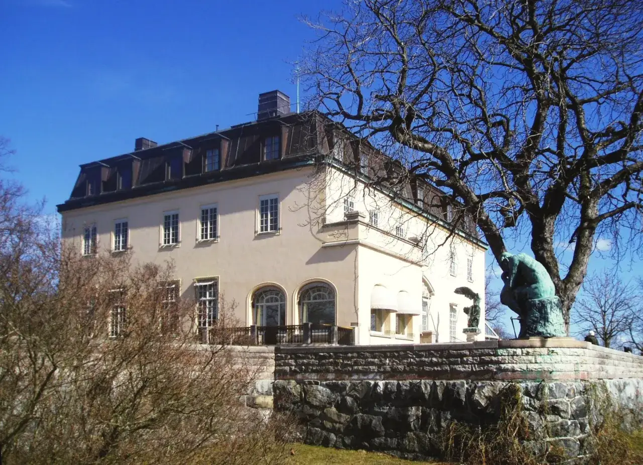 Prins Eugens Waldemarsudde med en skulptur av Rodin.