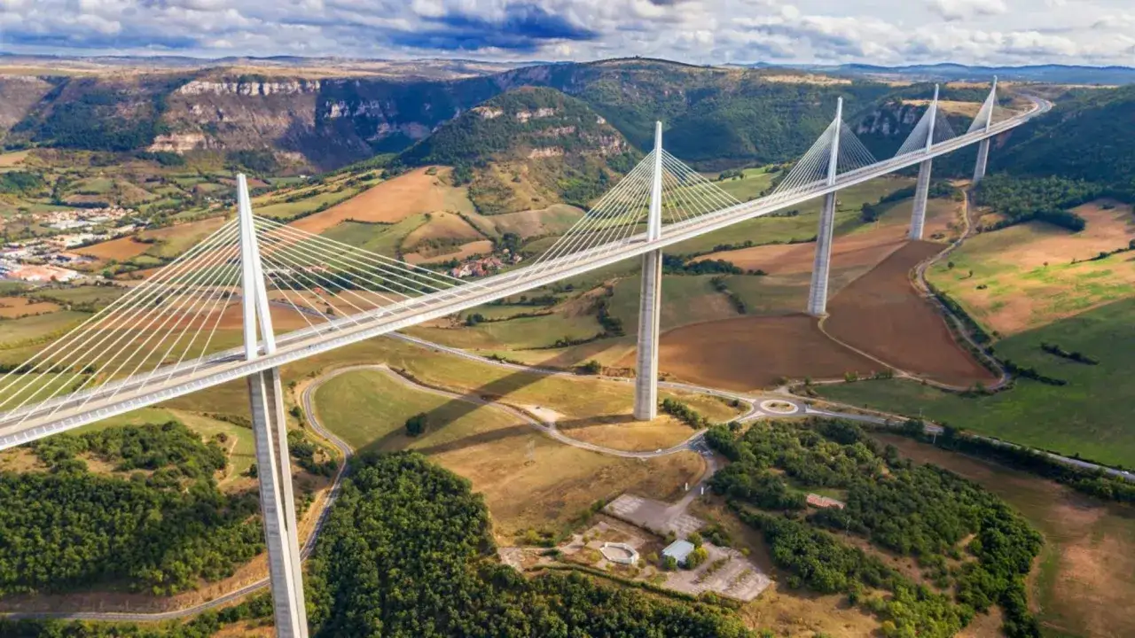 El viaducto de Millau, una maravilla de la ingenier&iacute;a, cruza un valle verde. Su construcci&oacute;n desafi&oacute; la gravedad.