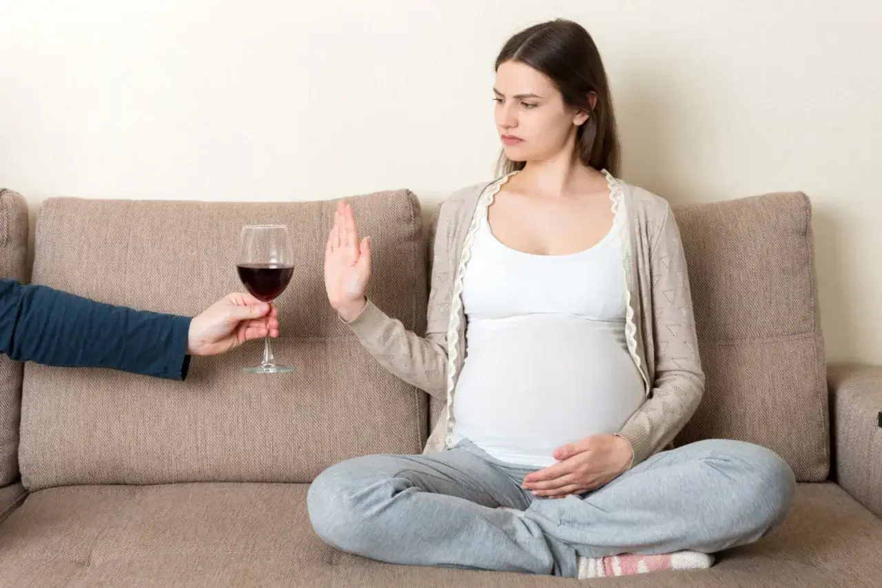 Ciężarna odmawia kieliszka wina, wybierając wino bezalkoholowe w ciąży dla zdrowia dziecka.