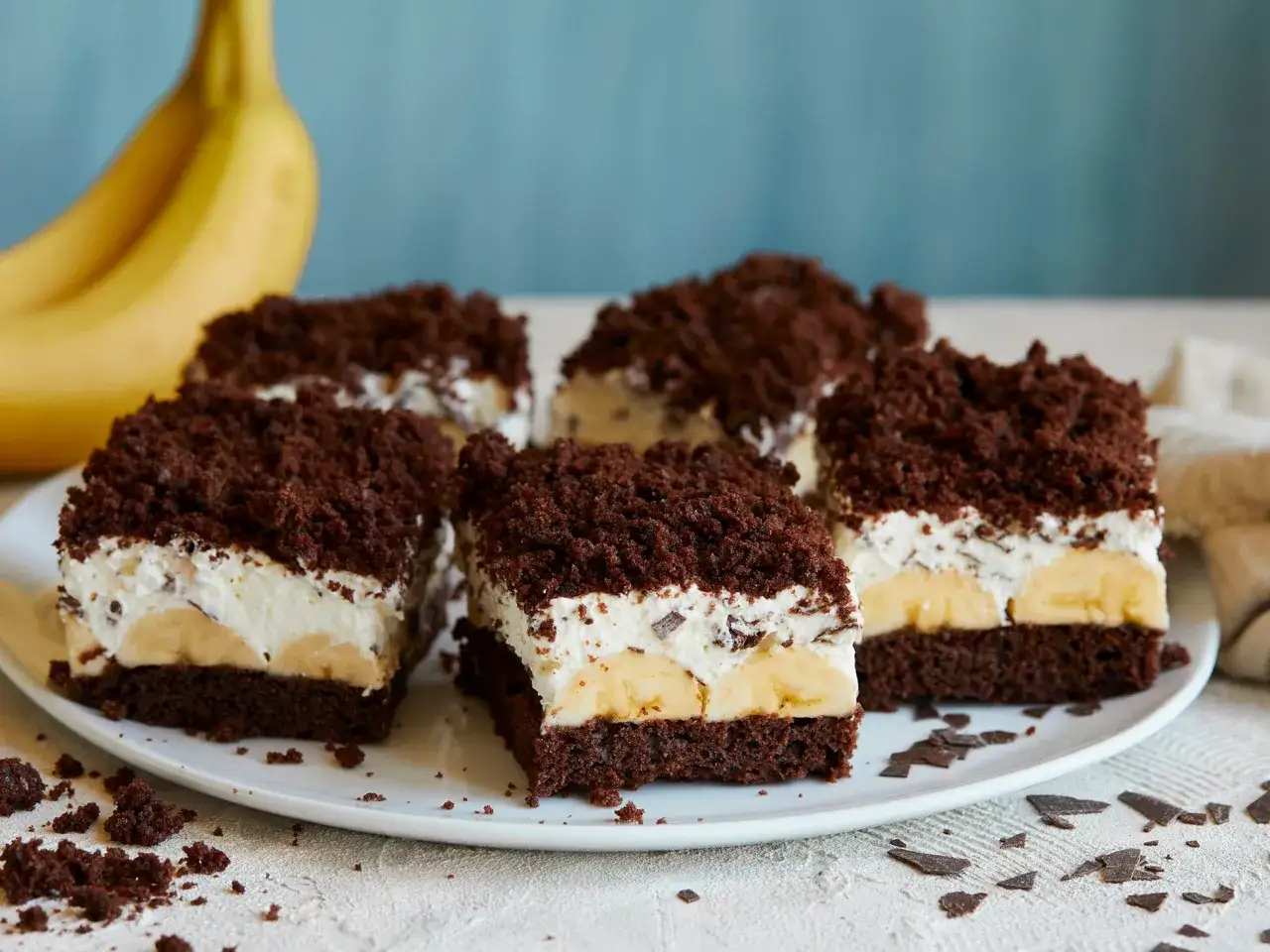 Saftiger Maulwurfkuchen vom Blech mit Bananen und Schokostreuseln. Ein Genuss für jeden Anlass!