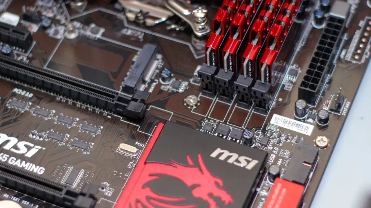 Carte mère MSI avec RAM rouge. Idéal pour connaître sa carte mère sous Windows 10.