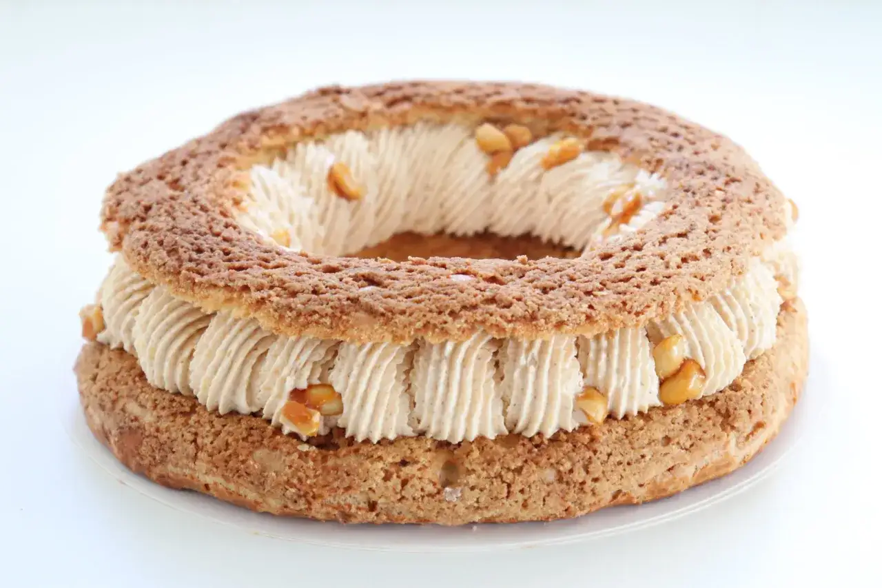 Un Paris-Brest rond et g&eacute;n&eacute;reux, garni d'une cr&egrave;me onctueuse au pralin&eacute; cacahu&egrave;te et parsem&eacute; de morceaux croquants.