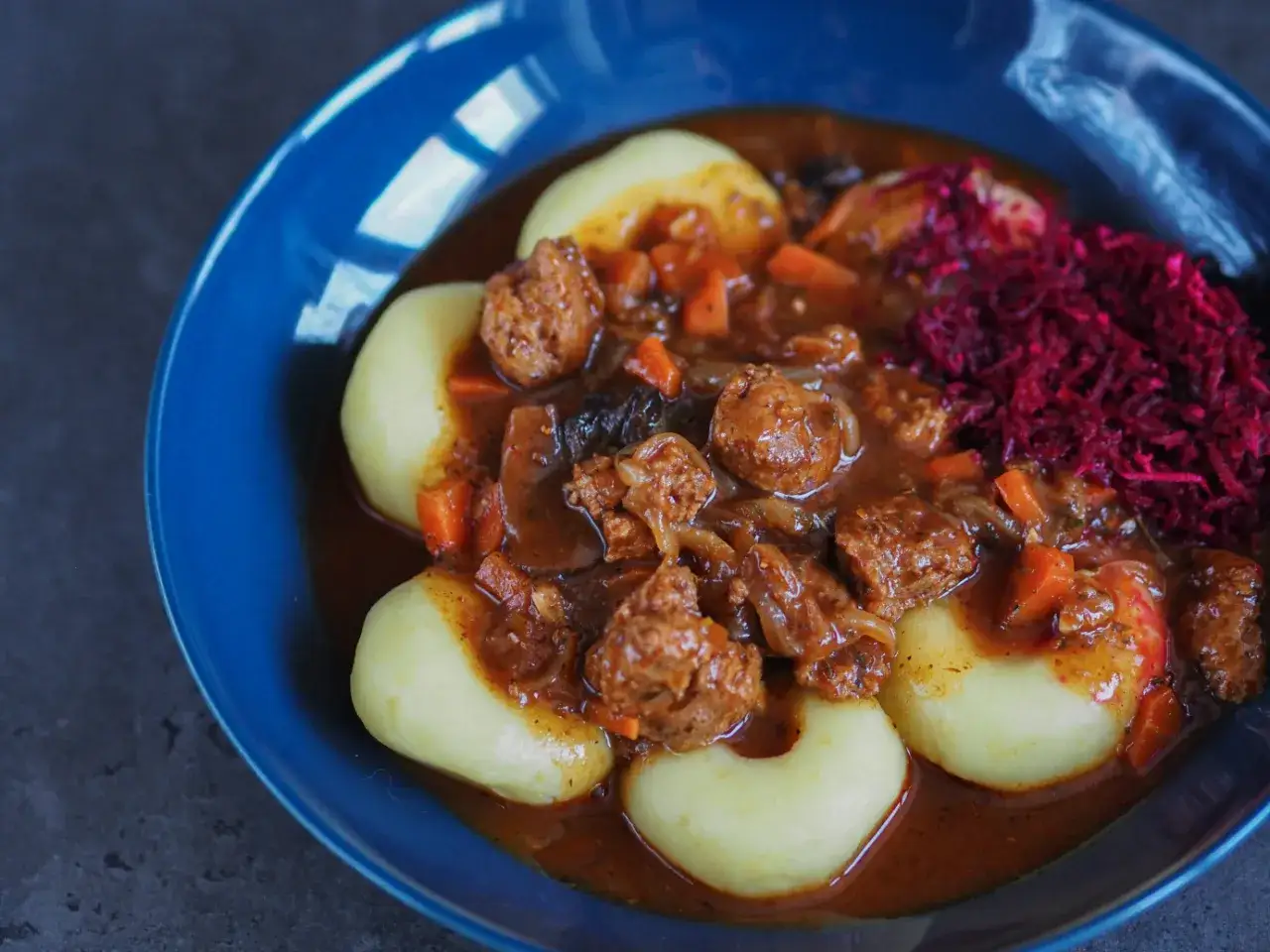 Pyszny wegetariański gulasz węgierski z kluskami ziemniaczanymi i buraczkami.