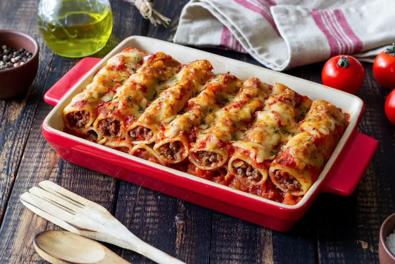 Cannellonis à la viande hachée et béchamel, gratinés au fromage, prêts à être dégustés. Une recette réconfortante.