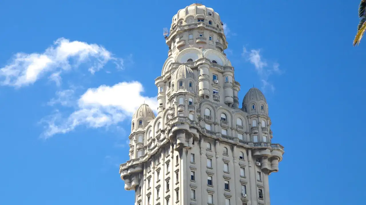 Edificio Palacio Salvo, un ícono que ver en Montevideo, con su cúpula y detalles arquitectónicos contra el cielo azul.