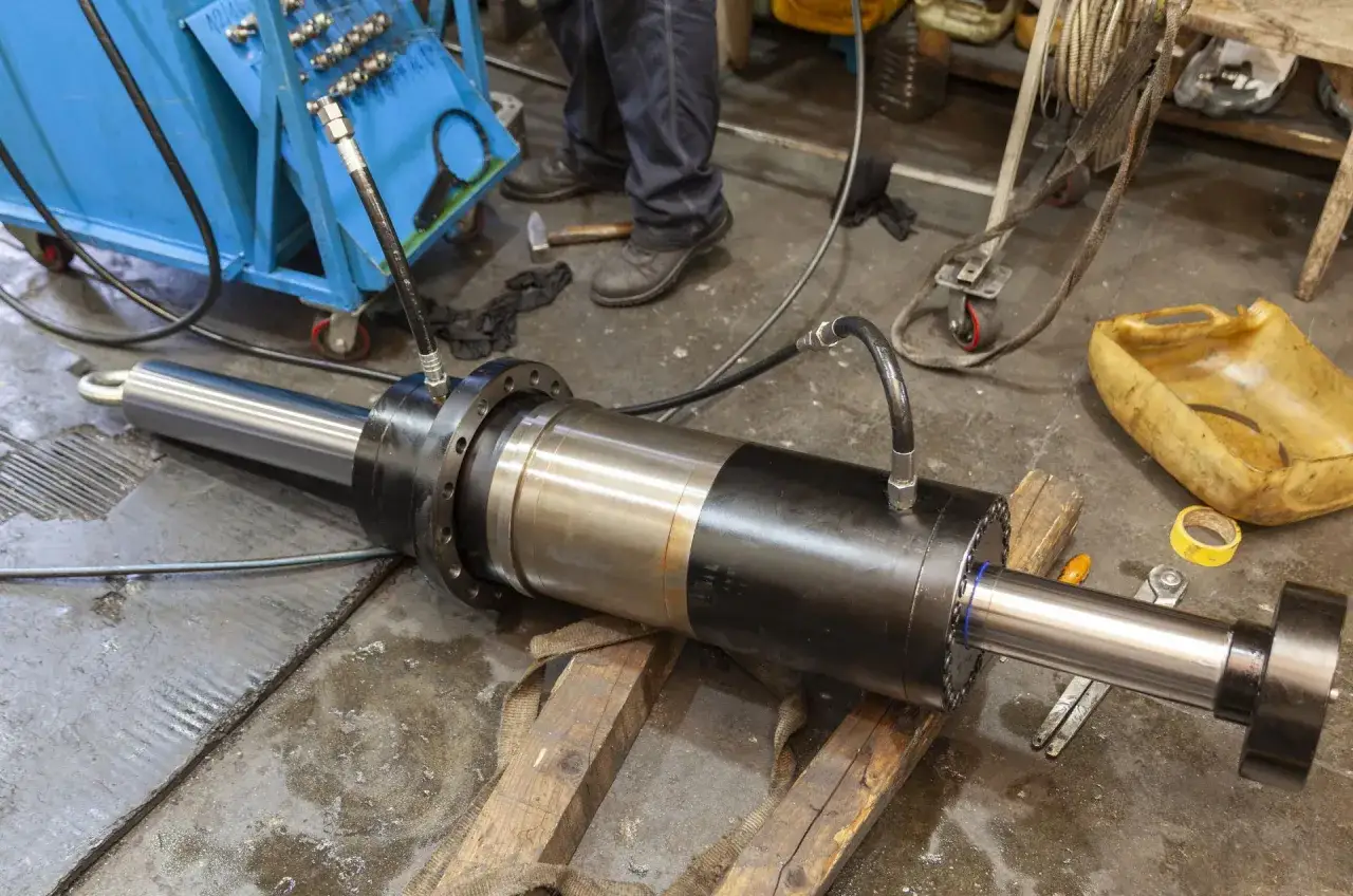 Ciężki siłownik hydrauliczny na warsztacie. Profesjonalna hydraulika siłowa Grójec to nasza specjalność.